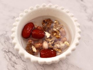 核桃花生红枣露,取一个大一点的碗，把花生和红枣，核桃仁放入后，倒入适量清水浸泡1个小时。