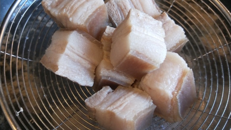 家常卤肉饭,捞出来五花肉直接倒入砂锅。