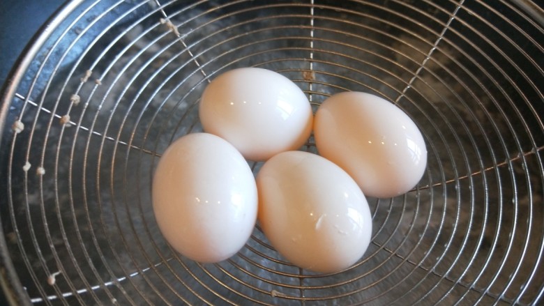 家常卤肉饭,在用煮肉水煮四个盒子蛋。
