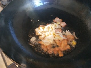 青椒炒猪肚,加了点五花肉炒出油，放入葱姜蒜。