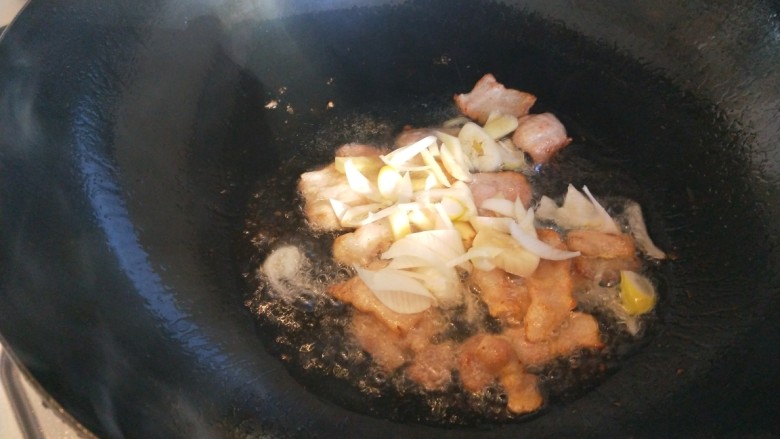 青椒炒猪肚,加了点五花肉炒出油，放入葱姜蒜。