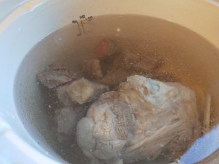 白萝卜羊肉汤,放入电砂锅，加够量的水。