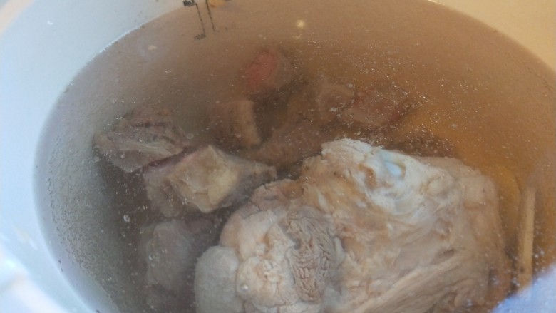 白萝卜羊肉汤,放入电砂锅，加够量的水。