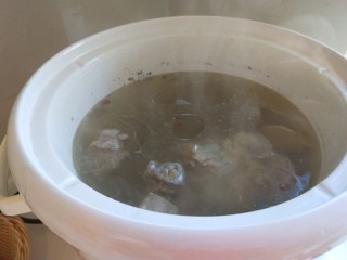 白萝卜羊肉汤,放入几粒花椒。