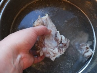 白萝卜羊肉汤,在冲洗干净。