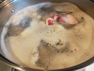白萝卜羊肉汤,到家可以直接焯水，冷水下锅煮开。