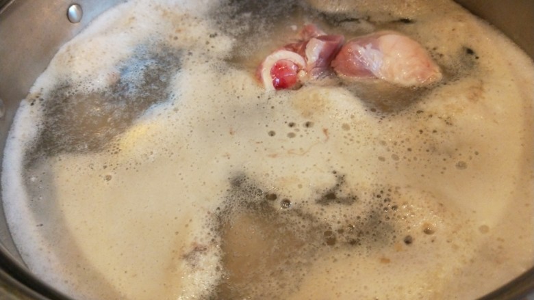 白萝卜羊肉汤,到家可以直接焯水，冷水下锅煮开。