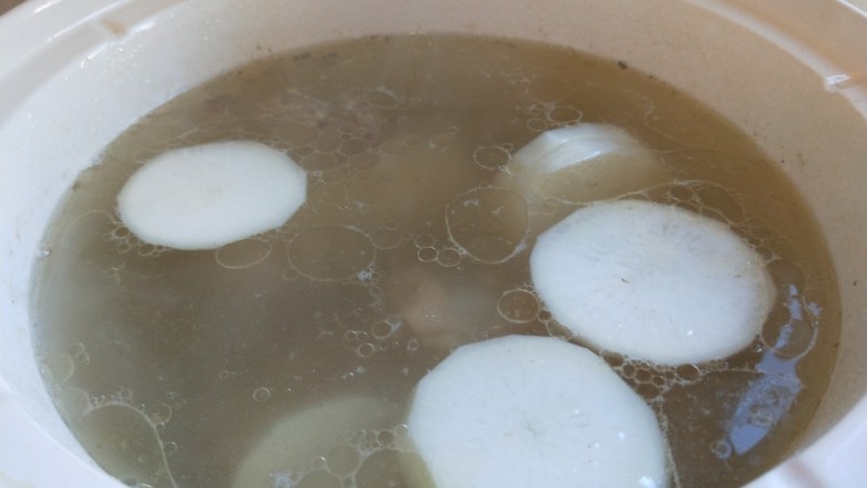 白萝卜羊肉汤,在盖好熬制一小时即可。