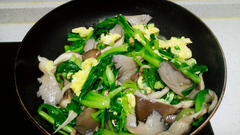 上海青炒平菇、鸡蛋,翻炒均匀