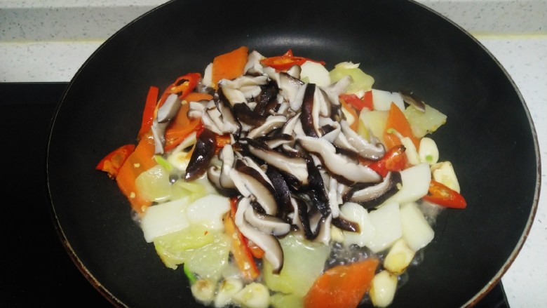 辣炒胡萝卜、土豆、山药、香菇,倒入香菇片