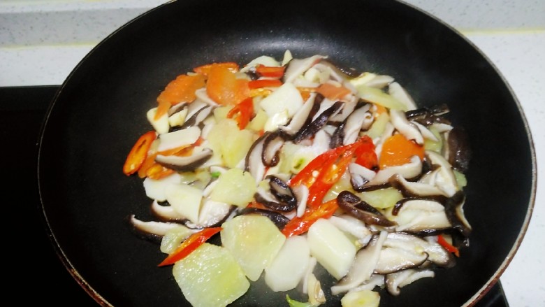 辣炒胡萝卜、土豆、山药、香菇,加入盐