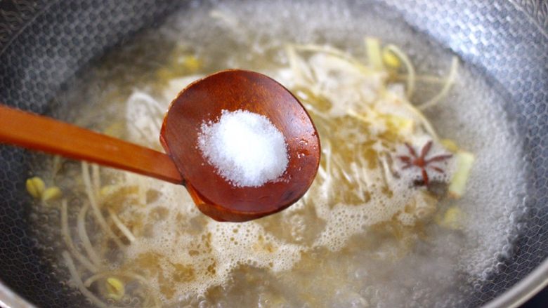 苔菜海虾粉条一锅炖,再干净个人口味，加入适量的盐调味。