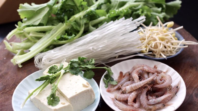 苔菜海虾粉条一锅炖,首先备齐所有的食材。
