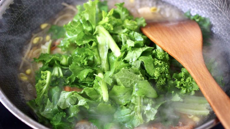 苔菜海虾粉条一锅炖,加入小苔菜，大火继续炖煮。