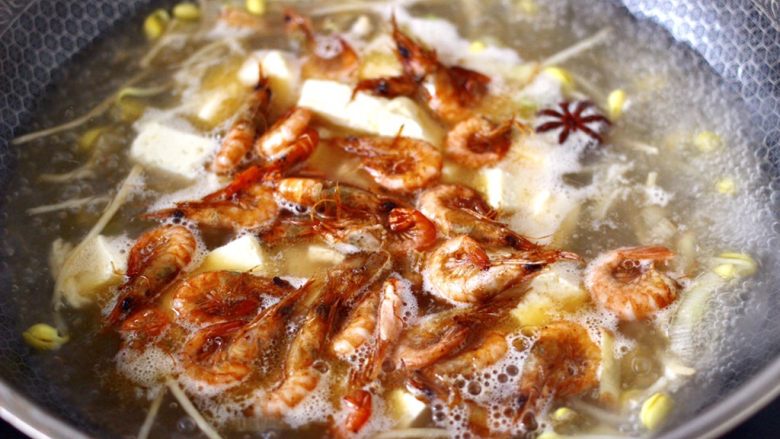 苔菜海虾粉条一锅炖,大火煮沸后，放入煎好的小红虾。