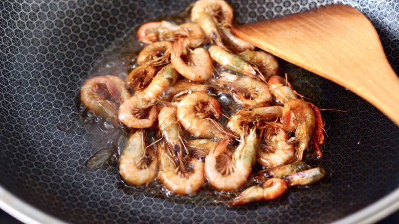 苔菜海虾粉条一锅炖,看见小红虾煎制成红色的时候，盛出备用。