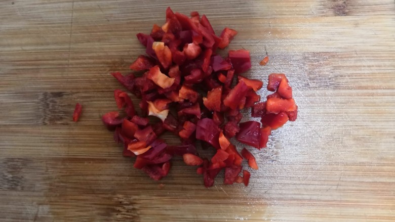 爆炒豆角,红椒，去掉里面的辣椒筋和籽，洗干净，切成丁，备用