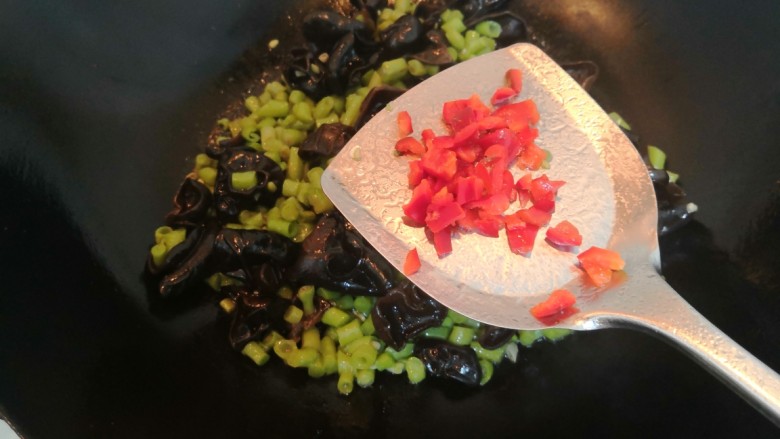 爆炒豆角,把红椒丁，也放入锅中，翻炒均匀