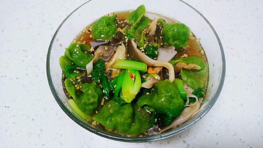 平菇、上海青、猪肉鸡苗菜饺子酸汤