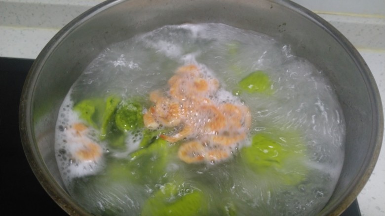 平菇、上海青、猪肉鸡苗菜饺子酸汤,放入虾米