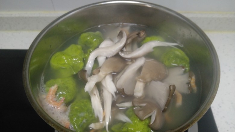平菇、上海青、猪肉鸡苗菜饺子酸汤,放入平菇30秒