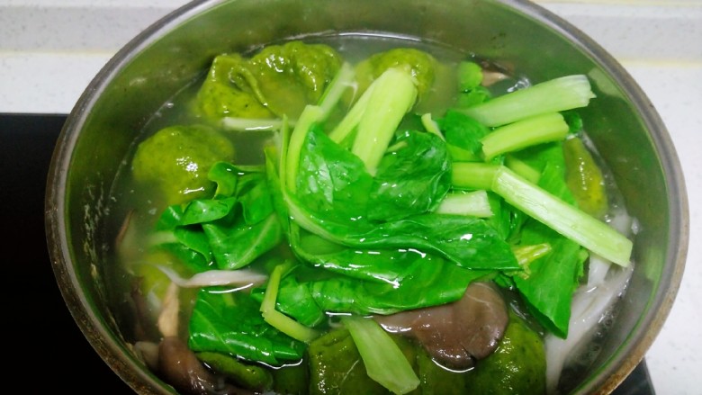 平菇、上海青、猪肉鸡苗菜饺子酸汤,放入上海青30秒