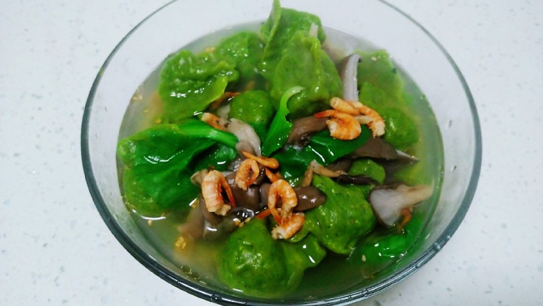 平菇、上海青、猪肉鸡苗菜饺子酸汤,将所有食材捞入碗中，加入适量清汤