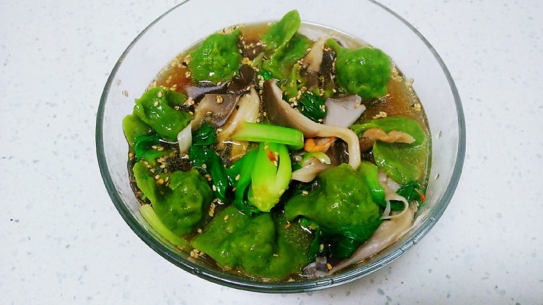 平菇、上海青、猪肉鸡苗菜饺子酸汤,搅拌均匀即可