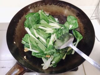 蒜蓉小白菜,炒着四五成熟就加入叶子，炒至叶子变软就加入盐调料。