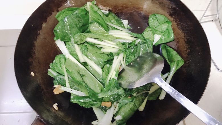 蒜蓉小白菜,炒着四五成熟就加入叶子，炒至叶子变软就加入盐调料。