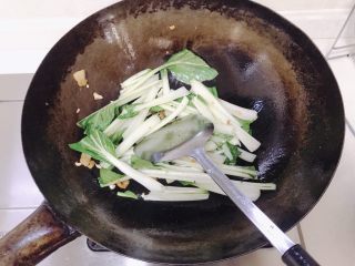 蒜蓉小白菜,先放入白菜的茎，翻炒。