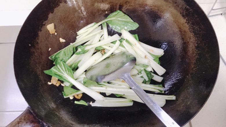 蒜蓉小白菜,先放入白菜的茎，翻炒。