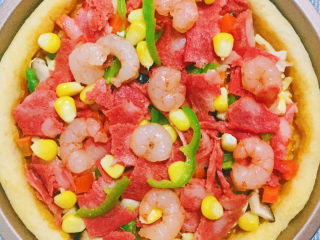 芝士培根披萨,放上青椒、培根、虾仁、玉米粒、香菇、胡萝卜