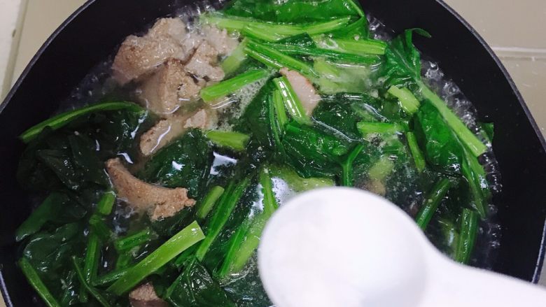 猪肝菠菜汤,煮开后加盐调味
