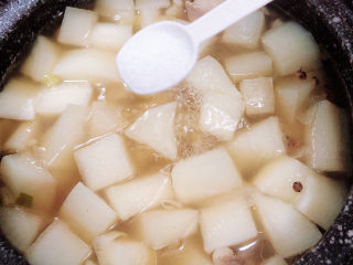 白萝卜羊肉汤,放入8克盐、白胡椒粉，继续炖煮5分钟。