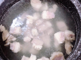 白萝卜羊肉汤,羊肉小火儿焖煮20分钟。