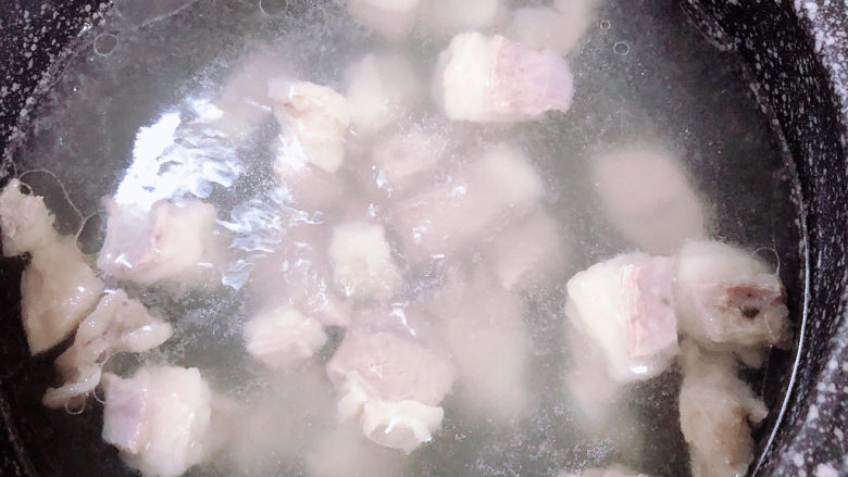 白萝卜羊肉汤,羊肉小火儿焖煮20分钟。