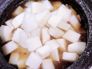 白萝卜羊肉汤,放入白萝卜，盖盖儿继续小火炖煮20分钟。