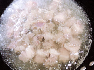 白萝卜羊肉汤,放入料酒、米醋，祛除羊膻味。