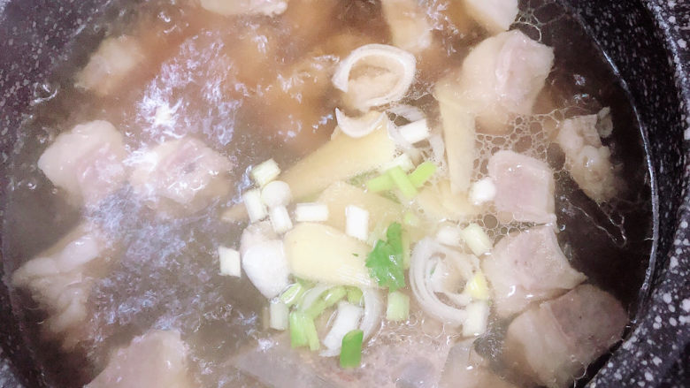 白萝卜羊肉汤,放入葱姜，继续炖煮。