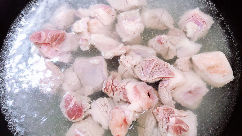 白萝卜羊肉汤,锅中烧开水，放入羊肉煮一下。