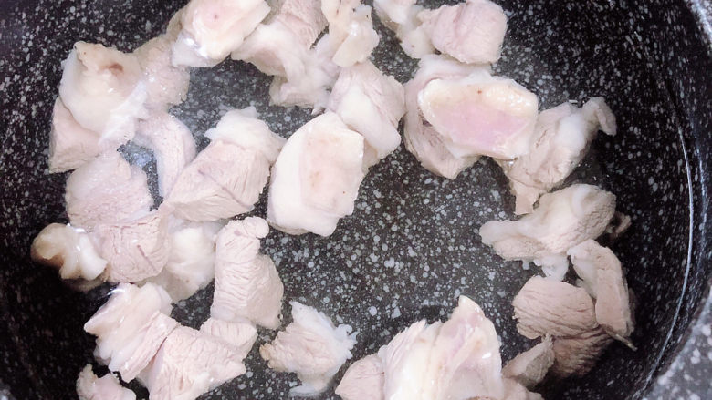 白萝卜羊肉汤,将羊肉放入砂锅中，放入1500ml水。盖盖儿，开大火煮开锅。