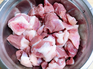 白萝卜羊肉汤,准备好羊肉，洗净待用。