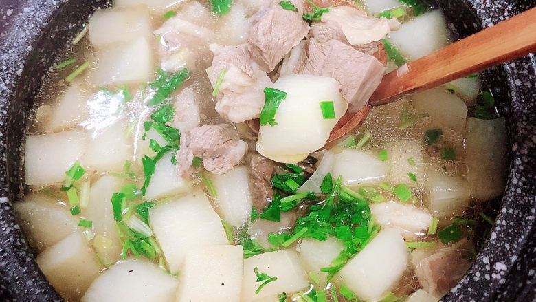 白萝卜羊肉汤,搅拌均匀，出锅吧！