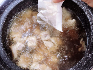 白萝卜羊肉汤,放入一包炖肉料包。