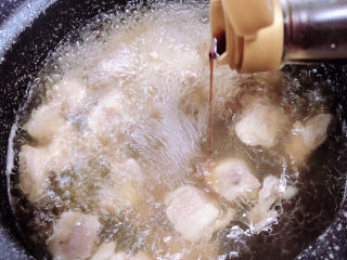 白萝卜羊肉汤,放入料酒、蚝油、生抽、花椒粒。