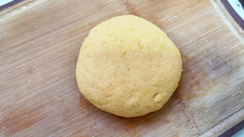 奶香南瓜麻花,发酵好的面团揉成光滑的面团。