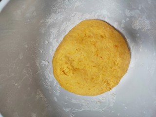 奶香南瓜麻花,面团放在温暖处发酵至两倍大。