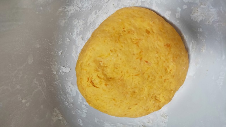 奶香南瓜麻花,面团放在温暖处发酵至两倍大。