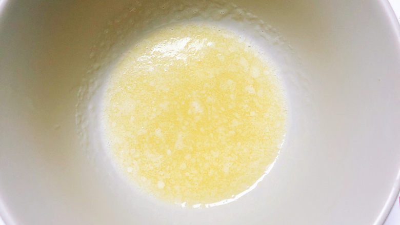红枣红糖馒头,黄油放入微波炉中加热30秒中，融化黄油。